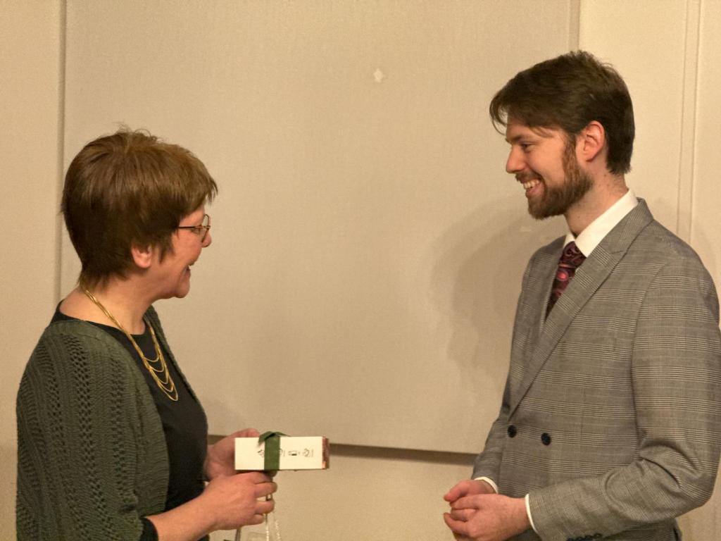 Dr. Hölscher überreicht Mag. Dolzeal ein kleines Present nach dem Vortrag