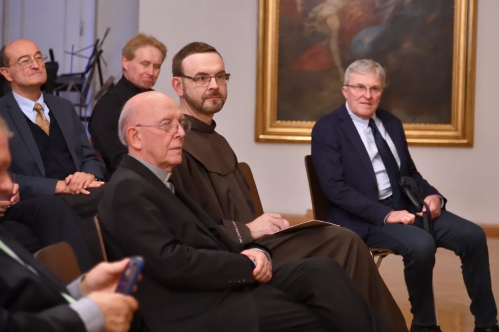 Bischof emeritus Klaus Küng sitzt unter den Gästen