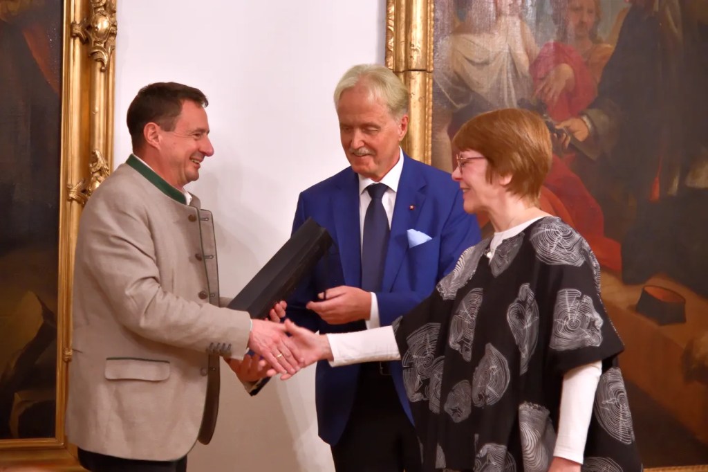 Fr. Dr. Hölscher reicht dem Vortragenden Herr Dr. Kroiher die Hand